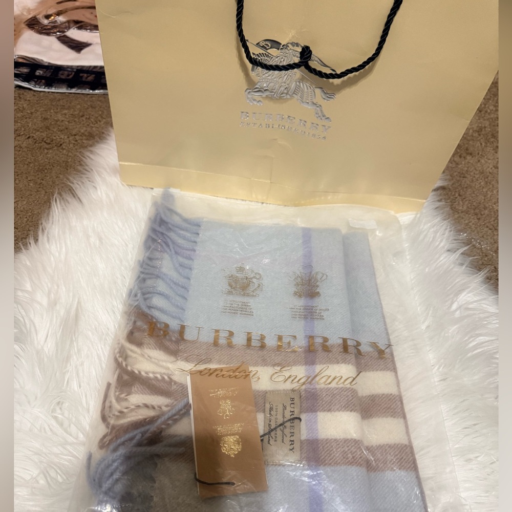 Burberry cashmere Scarf NWT - Picture 4 of 5